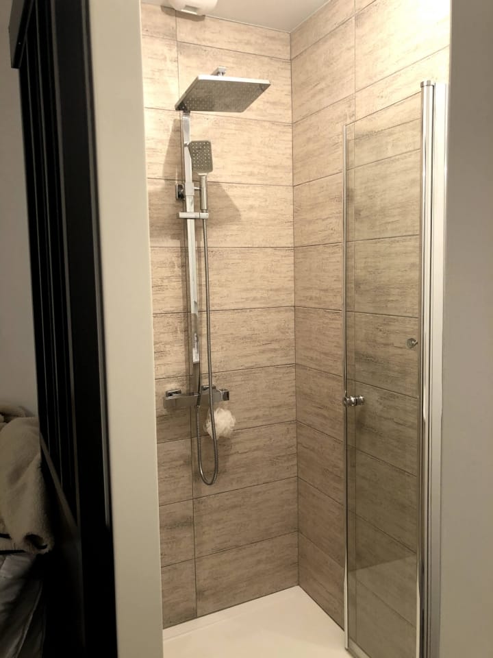 Petite salle de bain chaleureuse
